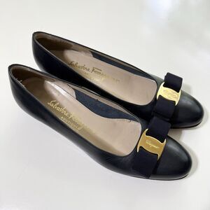 Salvatore Ferragamo Vara Bow Pump dress shoes size 7AA narrow